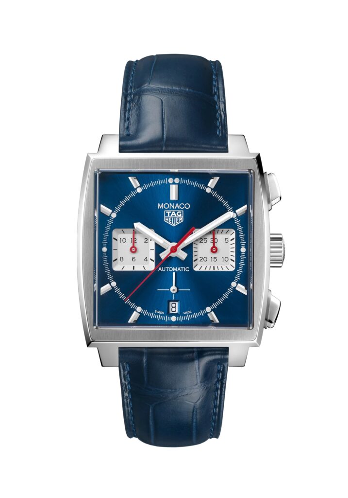 Les 10 TAG Heuer les plus désirables en 2026 : Montre TAG Heuer Monaco Chronograph 39 mm en acier, cadran bleu, sur cuir bleu, vue de face