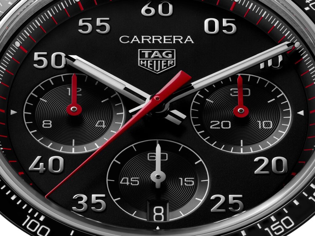 Gros plan des compteurs et aiguilles rouges du cadran de la TAG Heuer Carrera Chronograph Sport 42