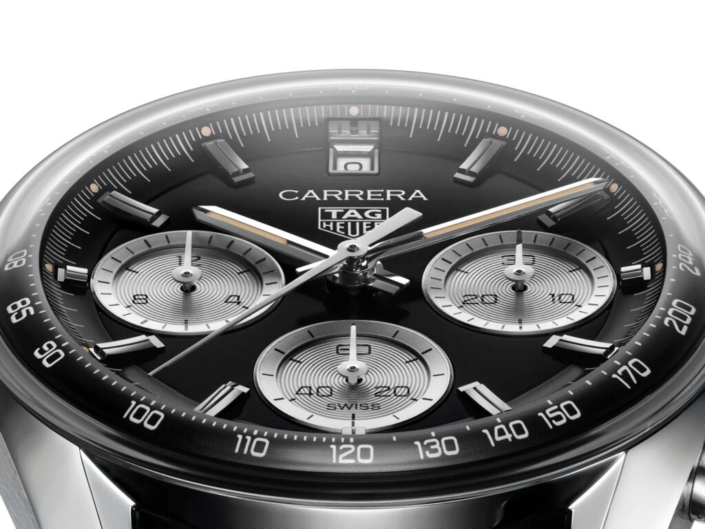 Détail du cadran noir à compteurs argentés et du verre bombé de la TAG Heuer Carrera Glassbox