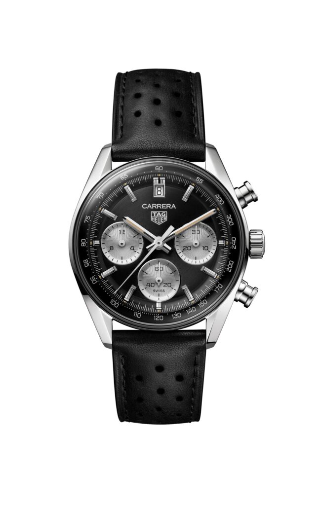 Les 10 TAG Heuer les plus désirables en 2026 : Montre TAG Heuer Carrera Chronograph 39 mm glassbox en acier, cadran noir, sur cuir perforé, de face