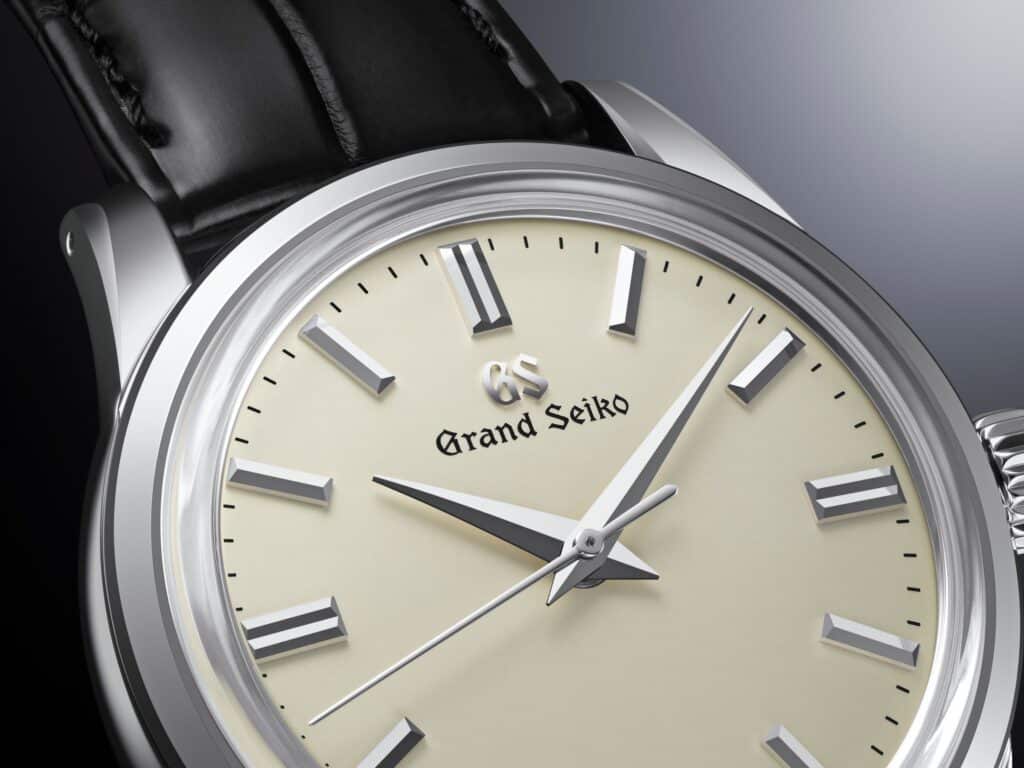 Gros plan du cadran ivoire bombé et des index facettés de la Grand Seiko SBGW301