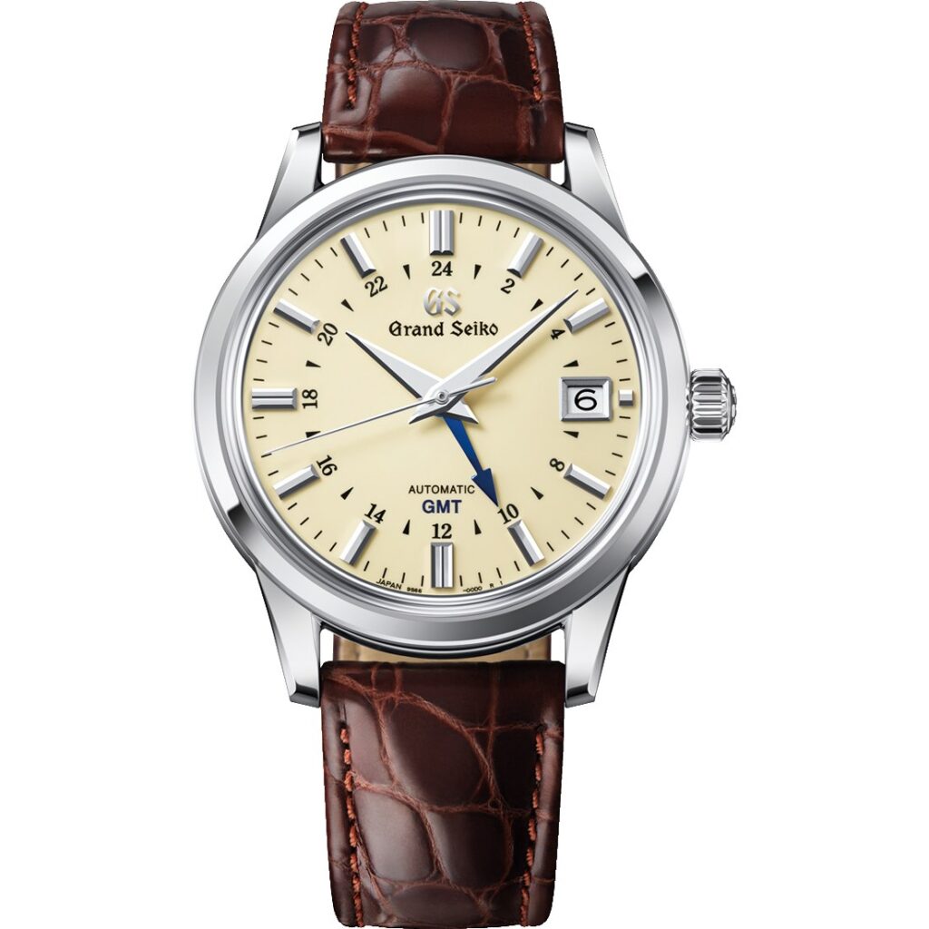 Les 10 Grand Seiko les plus désirables en 2026 : Montre Grand Seiko SBGM221 GMT en acier, cadran crème, sur cuir marron, vue de face