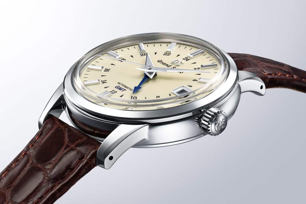 Vue rapprochée de profil du boîtier et du cadran crème de la Grand Seiko SBGM221 GMT