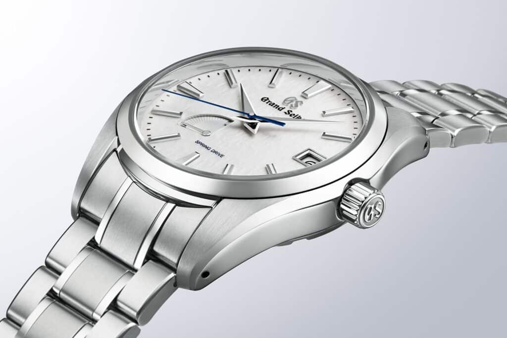 Vue rapprochée de profil du boîtier en titane et du cadran Snowflake de la Grand Seiko SBGA211