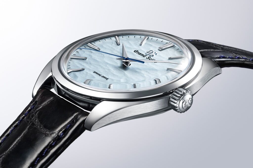 Vue rapprochée de profil du boîtier et du cadran Omiwatari de la Grand Seiko SBGY007