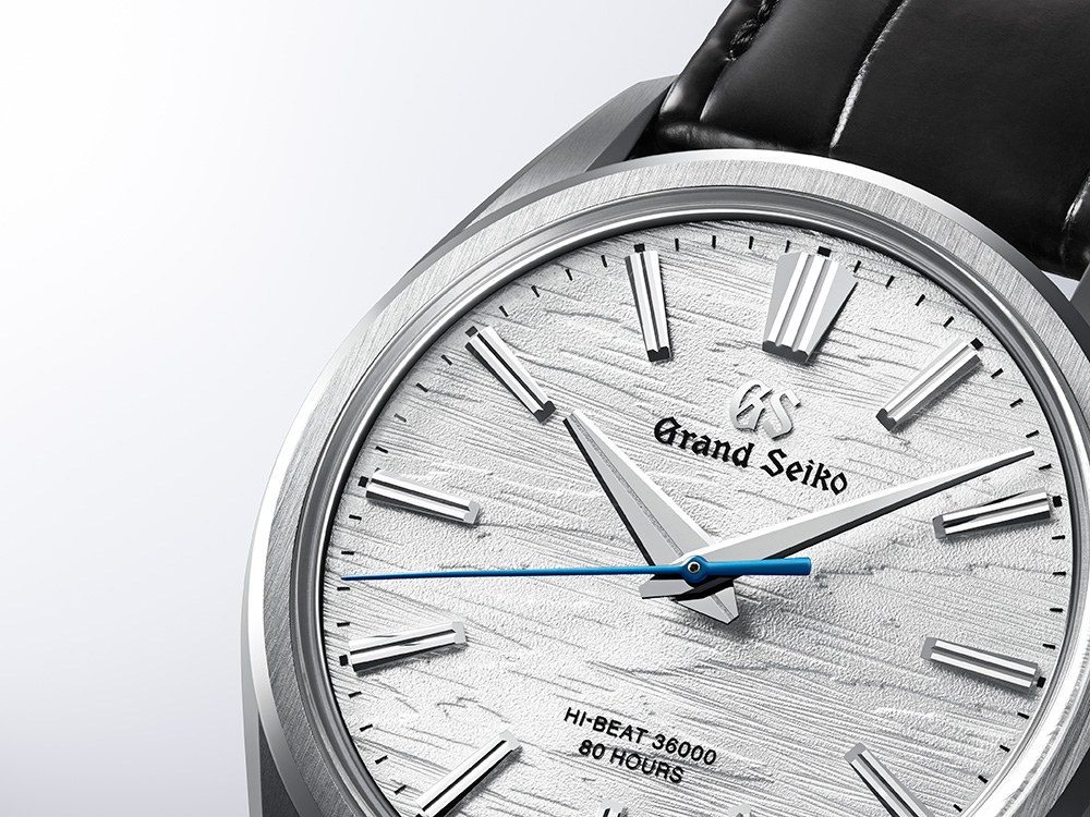 Gros plan du cadran blanc texturé et de la trotteuse bleue de la Grand Seiko SLGW003