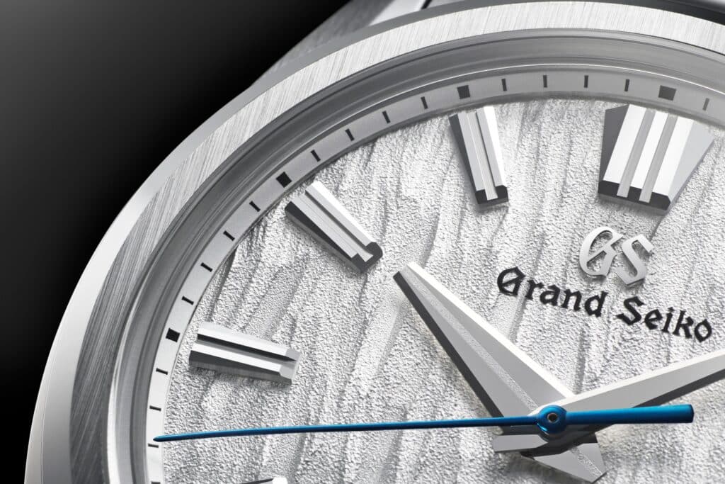 Gros plan du cadran White Birch, des index et de l'aiguille des heures de la Grand Seiko SLGH005