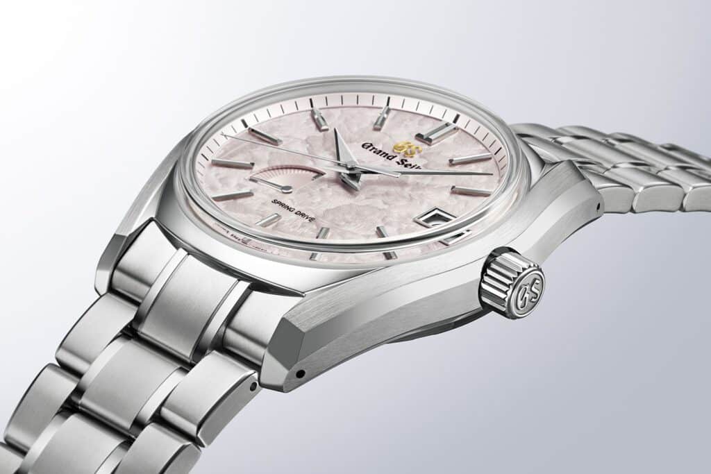 Vue rapprochée de profil du boîtier et du cadran rose de la Grand Seiko SBGA413 Shunbun