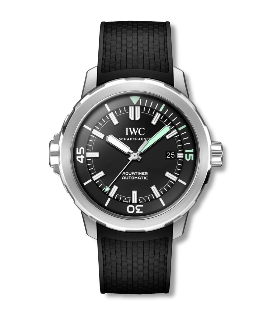 Les 10 IWC les plus désirables en 2026 : Montre IWC Aquatimer Automatic IW328802 en acier, cadran noir, sur bracelet caoutchouc noir, vue de face