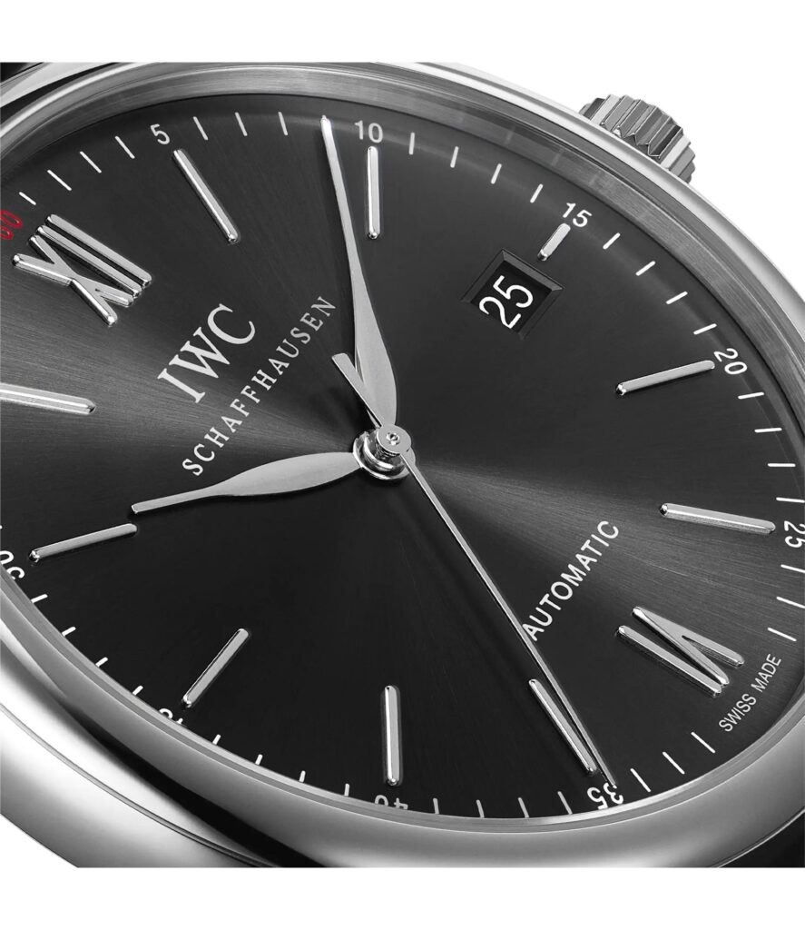 Gros plan du cadran noir soleillé et du guichet date de l'IWC Portofino Automatic IW356502