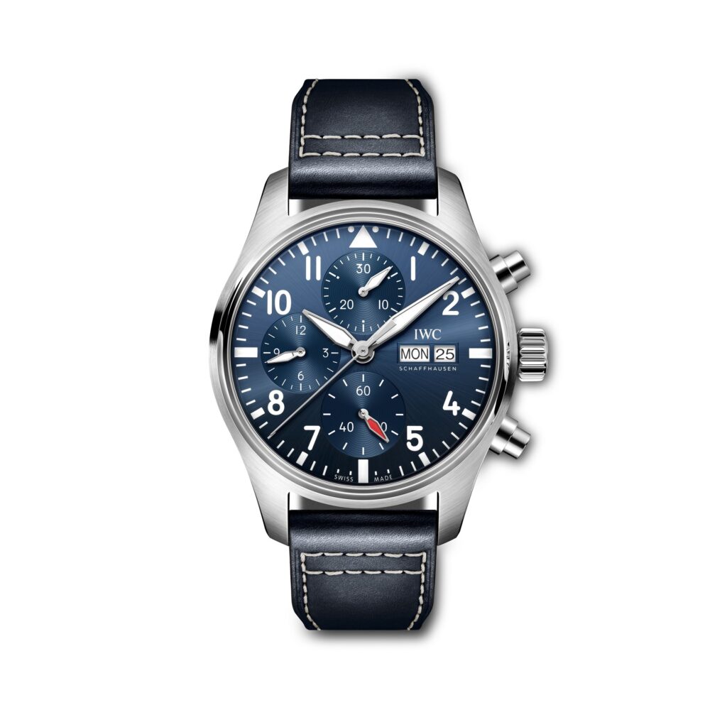 Les 10 IWC les plus désirables en 2026 : Chronographe IWC Pilot's Watch Chronograph 41 IW388101 en acier, cadran bleu, sur cuir bleu, de face