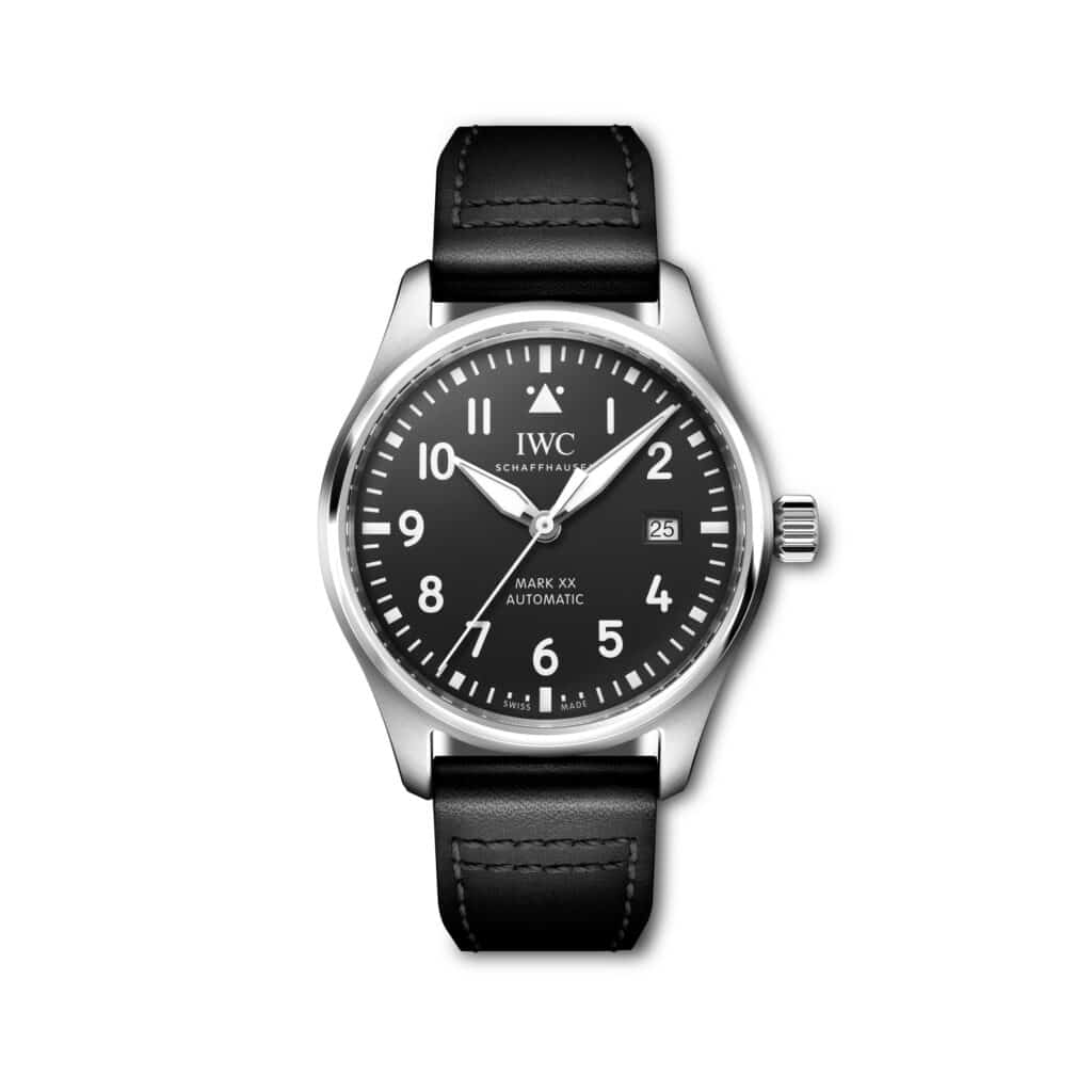 Les 10 IWC les plus désirables en 2026 : Montre d'aviateur IWC Mark XX IW328201 en acier, cadran noir, sur cuir noir, vue de face