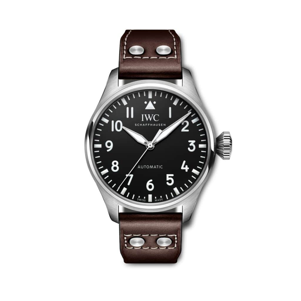Les 10 IWC les plus désirables en 2026 : Montre IWC Big Pilot's Watch 43 IW329301 en acier, cadran noir, sur cuir marron, vue de face