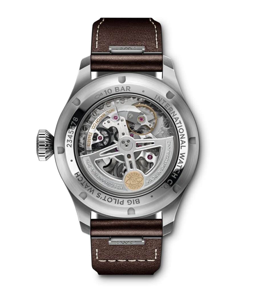 Fond saphir de l'IWC Big Pilot's Watch 43 IW329301 laissant voir le calibre 82100