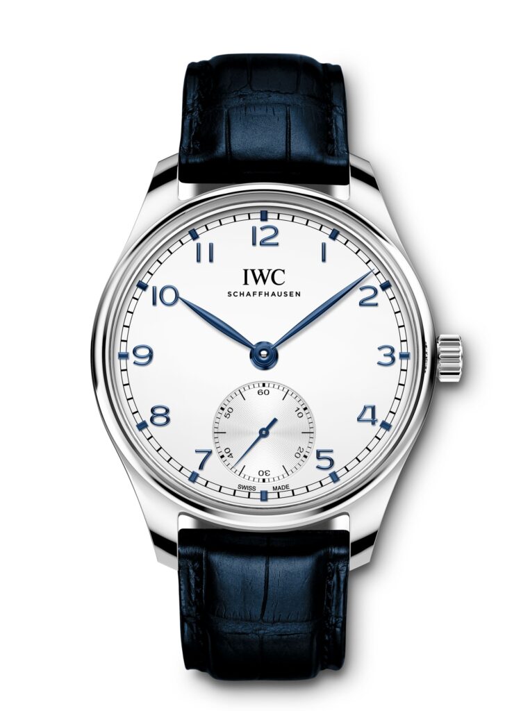 Les 10 IWC les plus désirables en 2026 : Montre IWC Portugieser Automatic 40 IW358304 en acier, cadran argenté, sur cuir bleu, vue de face