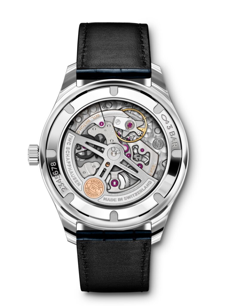 Fond saphir de l'IWC Portugieser Automatic 40 IW358304 révélant le calibre 82200