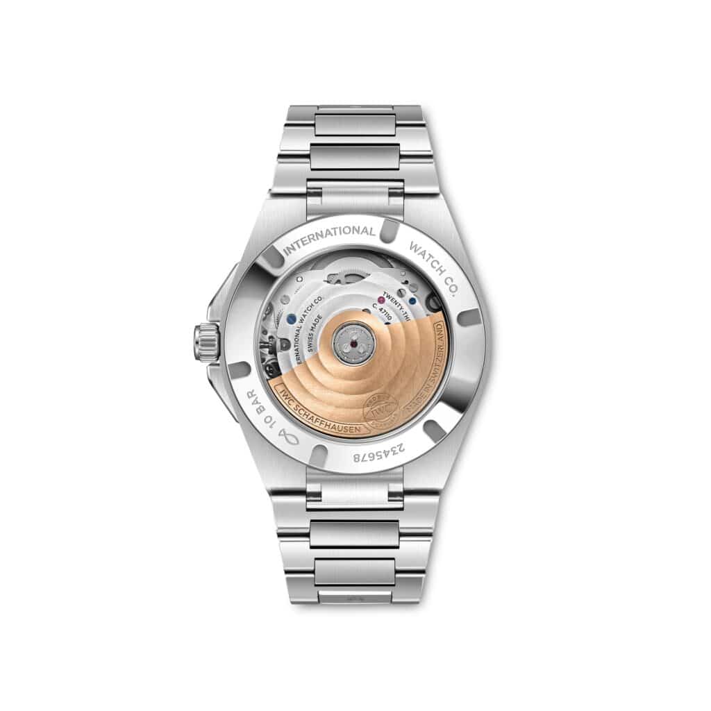 Fond saphir de l'IWC Ingenieur Automatic 35 IW324901 révélant le mouvement et sa masse dorée