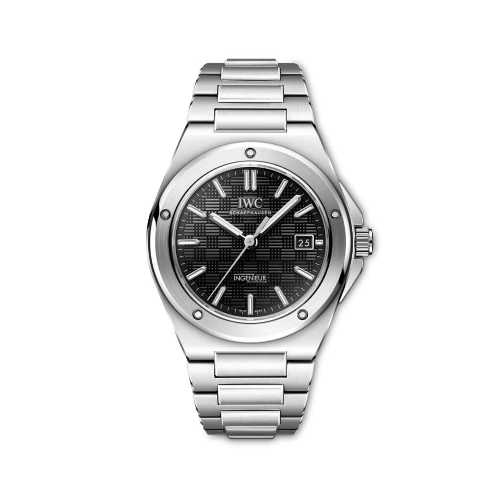 Les 10 IWC les plus désirables en 2026 : Montre IWC Ingenieur Automatic 40 IW328901 en acier, cadran noir quadrillé, sur bracelet intégré, de face