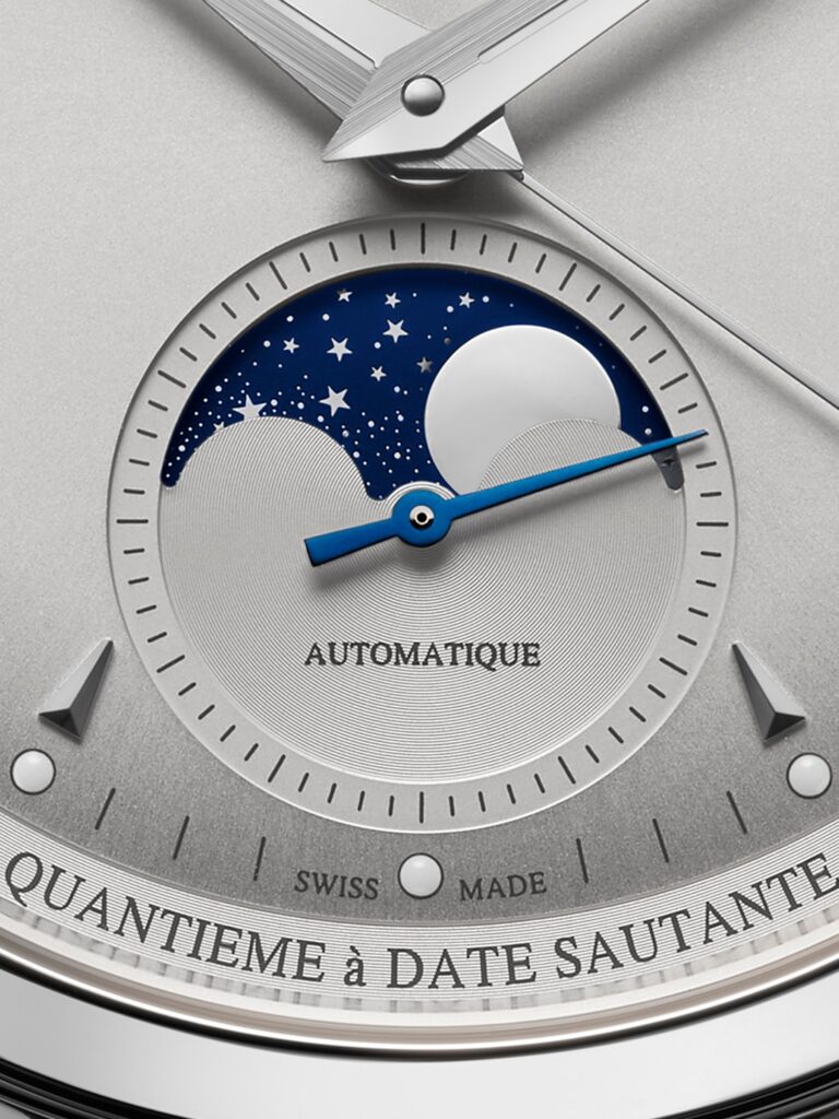 Gros plan de la phase de lune et du cadran argenté de la Jaeger-LeCoultre Master Control Calendar Q4148420