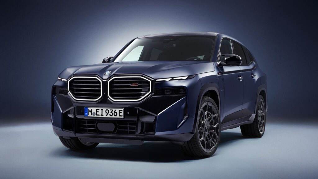 Les 10 SUV de luxe les plus sportifs en 2026 : BMW XM Label bleu Frozen Tanzanite mat vu de trois-quarts avant en studio, calandre à double haricot