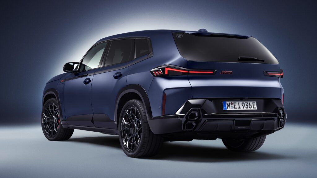 BMW XM Label bleu Frozen Tanzanite mat vu de trois-quarts arrière en studio, feux fins et sorties d'échappement