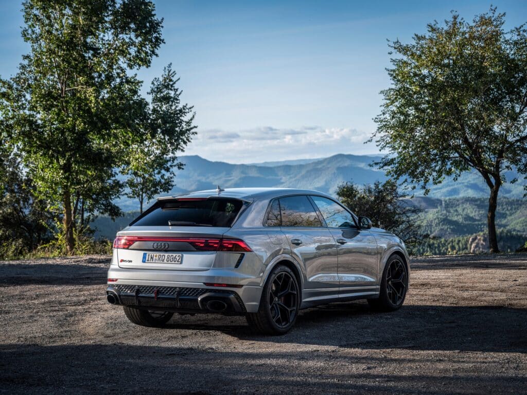 Audi RS Q8 performance gris Satellite vu de trois-quarts arrière sur un belvédère de montagne