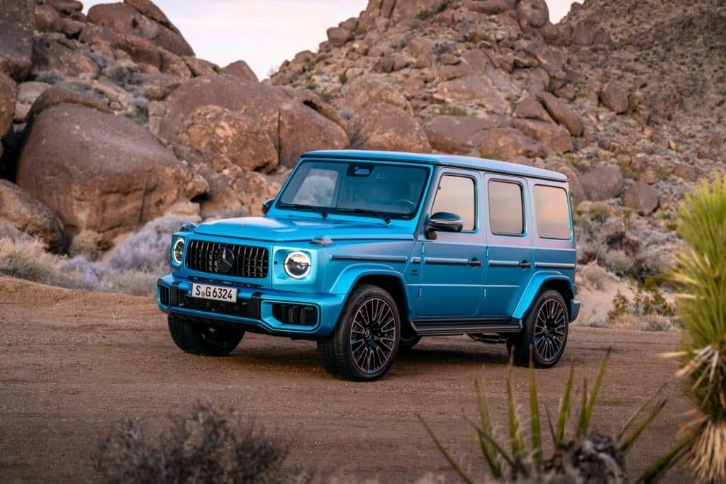 Les 10 SUV de luxe les plus sportifs en 2026 : Mercedes-AMG G 63 bleu mat vu de trois-quarts avant dans un décor désertique, calandre Panamericana