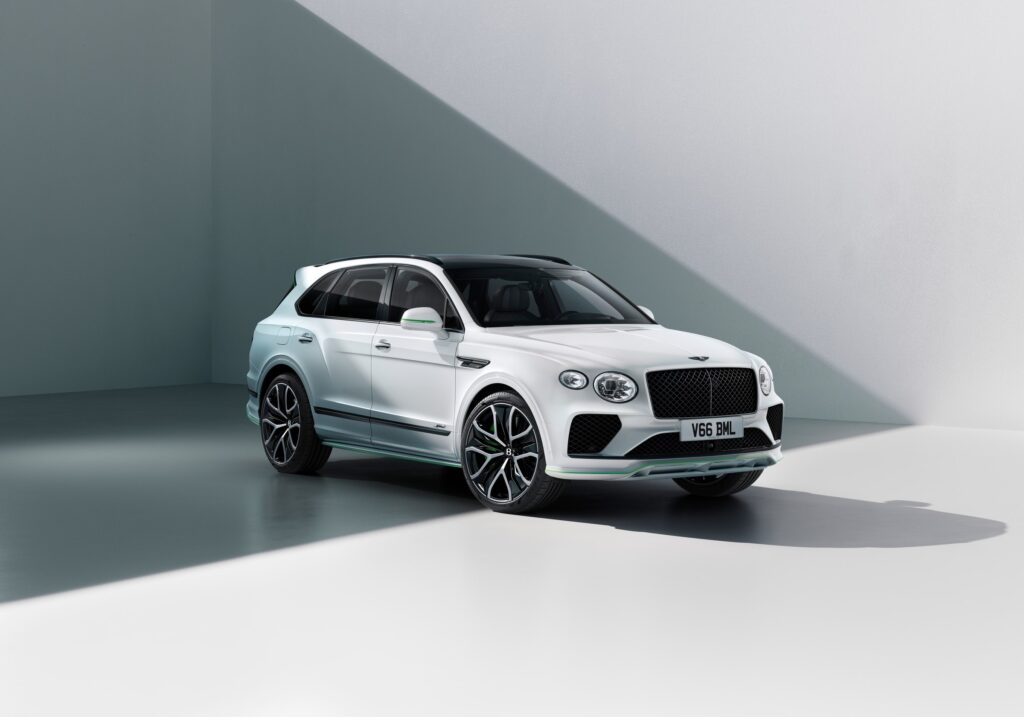 Les 10 SUV de luxe les plus sportifs en 2026 : Bentley Bentayga Speed blanc à toit noir vu de trois-quarts avant en studio, filets verts et jantes Speed