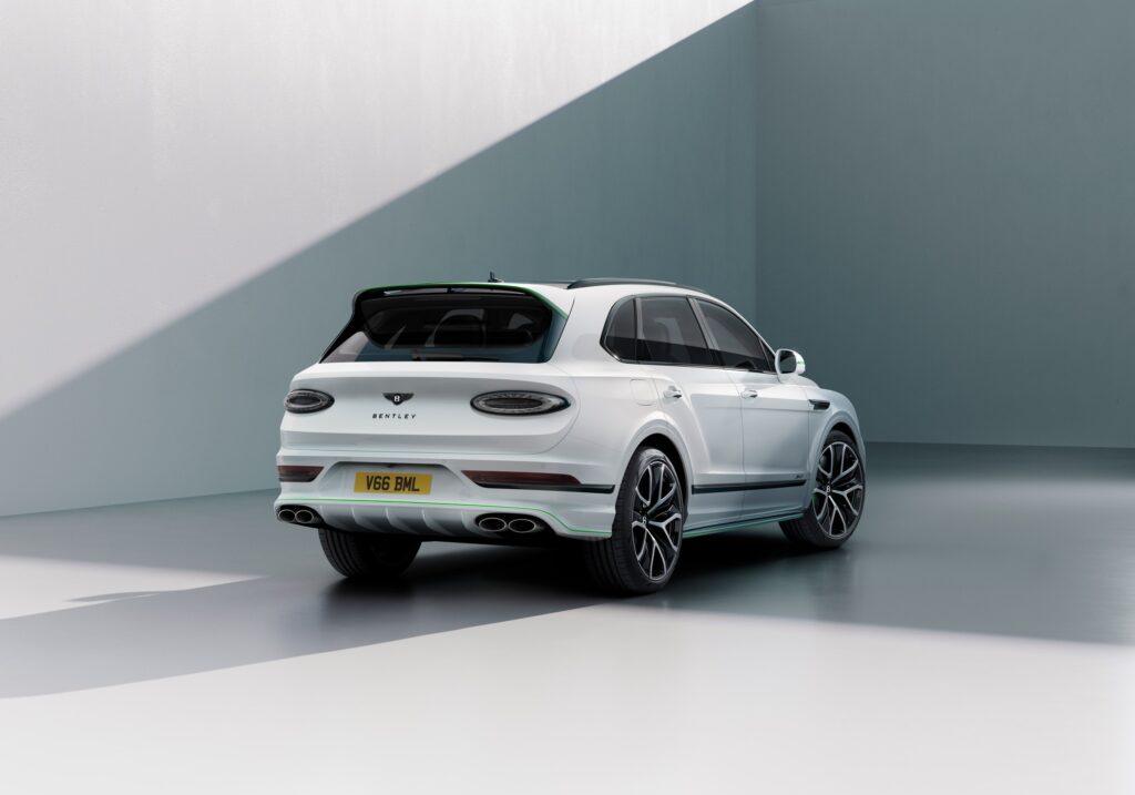 Bentley Bentayga Speed blanc vu de trois-quarts arrière en studio, becquet et quatre sorties d'échappement