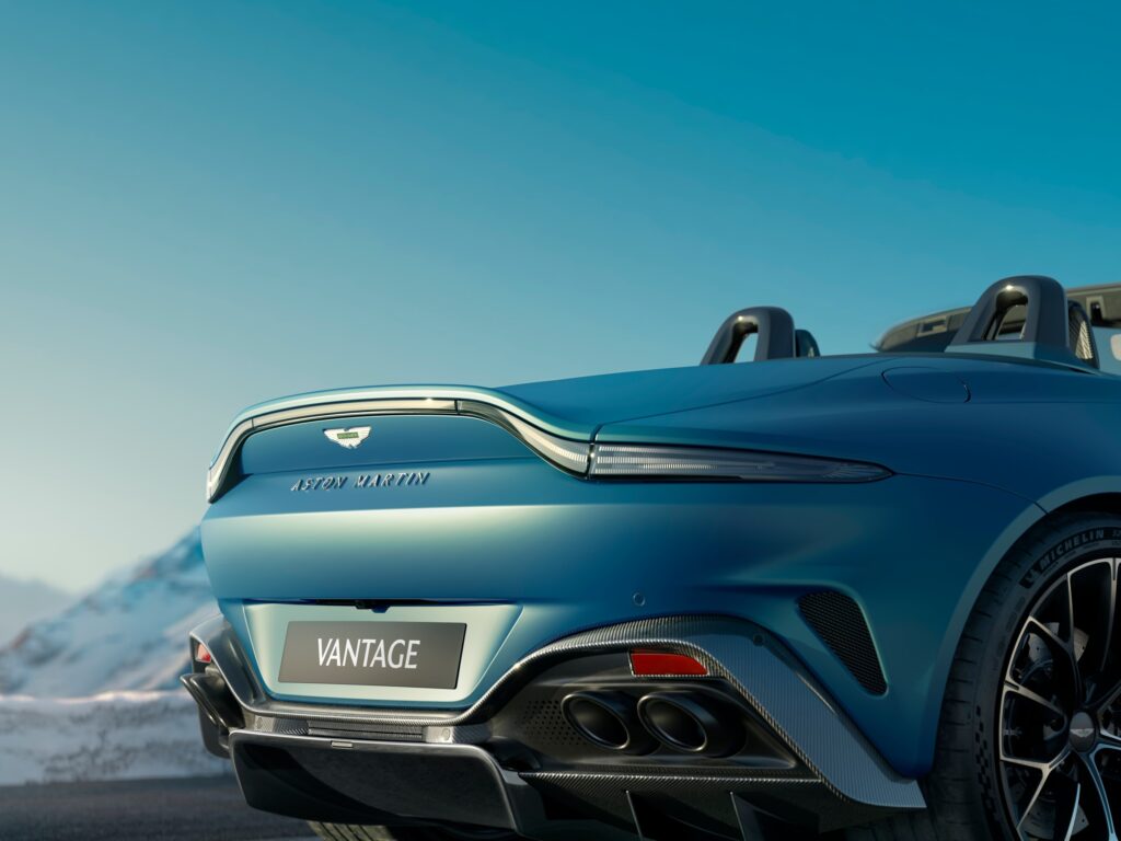 Poupe de l'Aston Martin Vantage Roadster avec monogramme Vantage et quatre sorties d'échappement