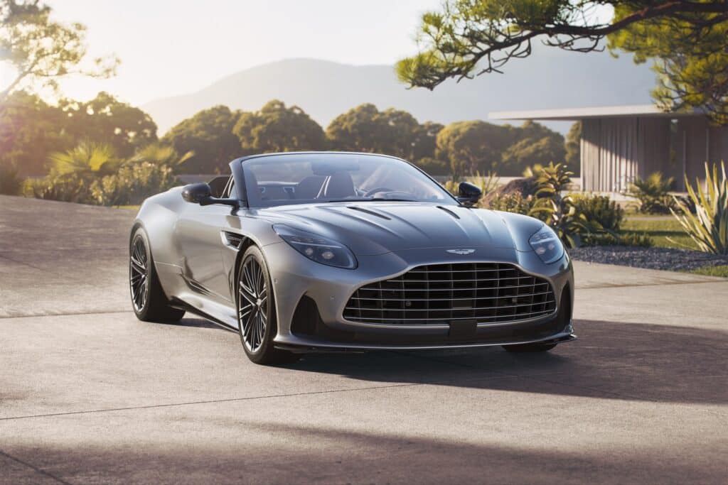 Les 10 Aston Martin les plus désirables en 2026 : Aston Martin DB12 Volante gris argent capote ouverte, vue de trois-quarts avant