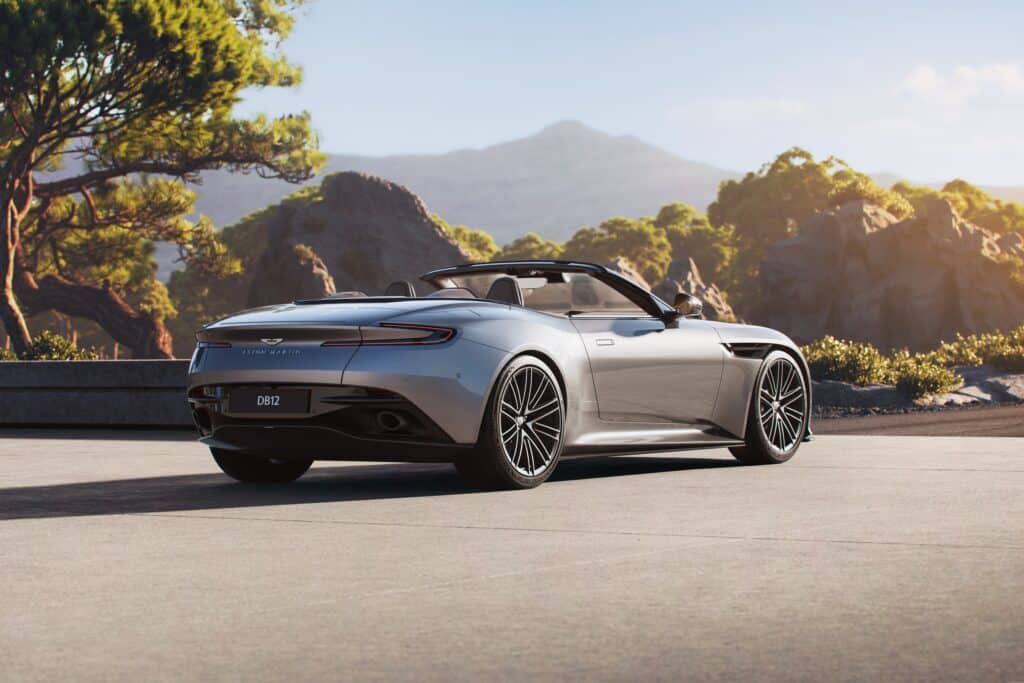 Aston Martin DB12 Volante gris argent vue de trois-quarts arrière, capote ouverte