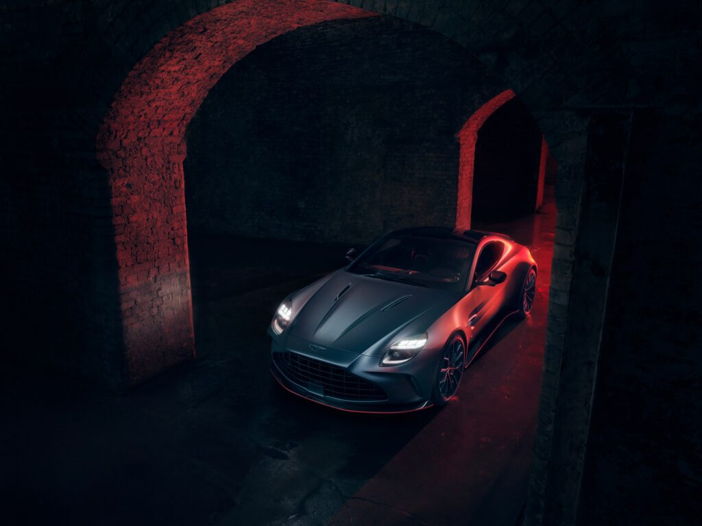Les 10 Aston Martin les plus désirables en 2026 : Aston Martin Vantage S grise vue de trois-quarts avant en plongée, sous une voûte en briques