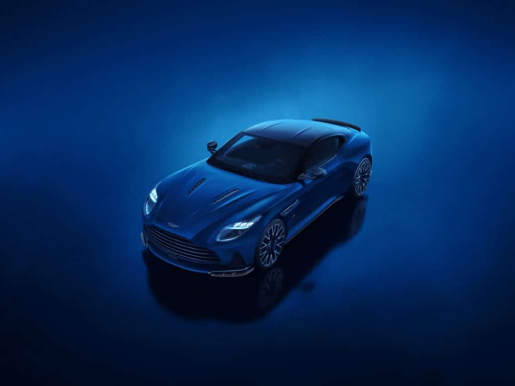 Les 10 Aston Martin les plus désirables en 2026 : Aston Martin DB12 S bleue vue de trois-quarts avant en plongée sur fond bleu