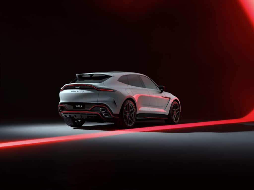 Aston Martin DBX S blanche vue de trois-quarts arrière, badge DBX S et diffuseur