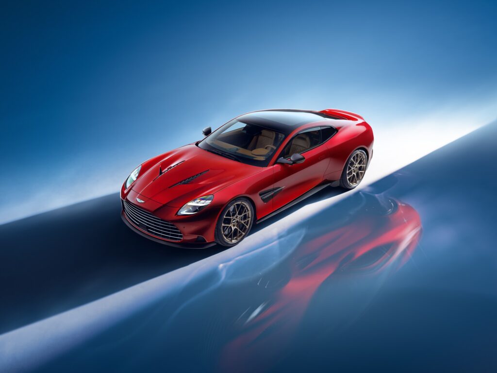 Les 10 Aston Martin les plus désirables en 2026 : Aston Martin Vanquish coupé rouge vue de trois-quarts avant sur fond bleu