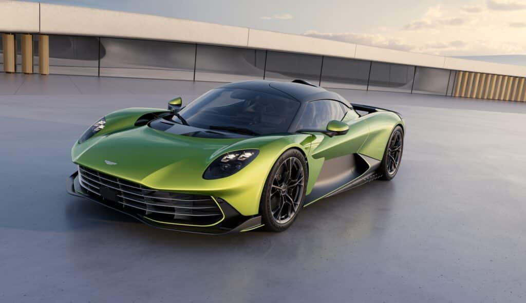 Les 10 Aston Martin les plus désirables en 2026 : Aston Martin Valhalla vert lime et noir vue de trois-quarts avant