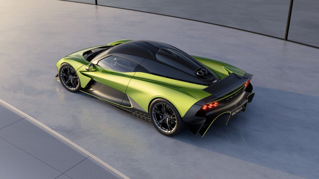 Aston Martin Valhalla vert lime vue de trois-quarts arrière en plongée, aileron déployé