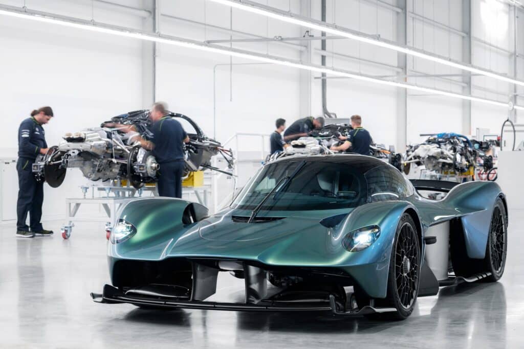 Les 10 Aston Martin les plus désirables en 2026 : Aston Martin Valkyrie verte vue de trois-quarts avant dans l'atelier d'assemblage de Gaydon