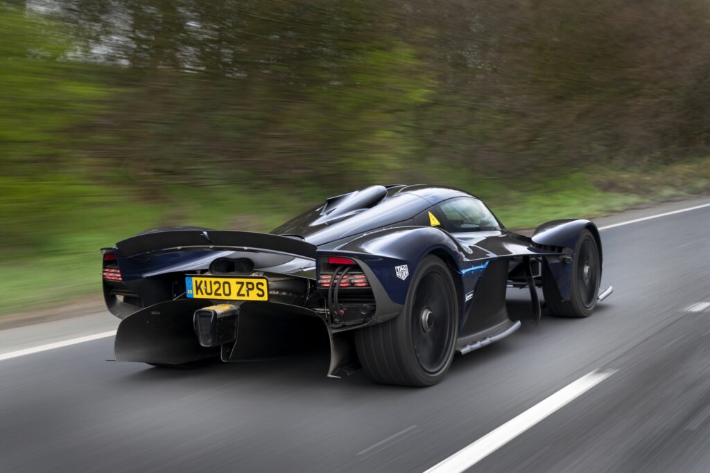 Prototype d'essai de l'Aston Martin Valkyrie photographié sur route en 2021, vue de trois-quarts arrière