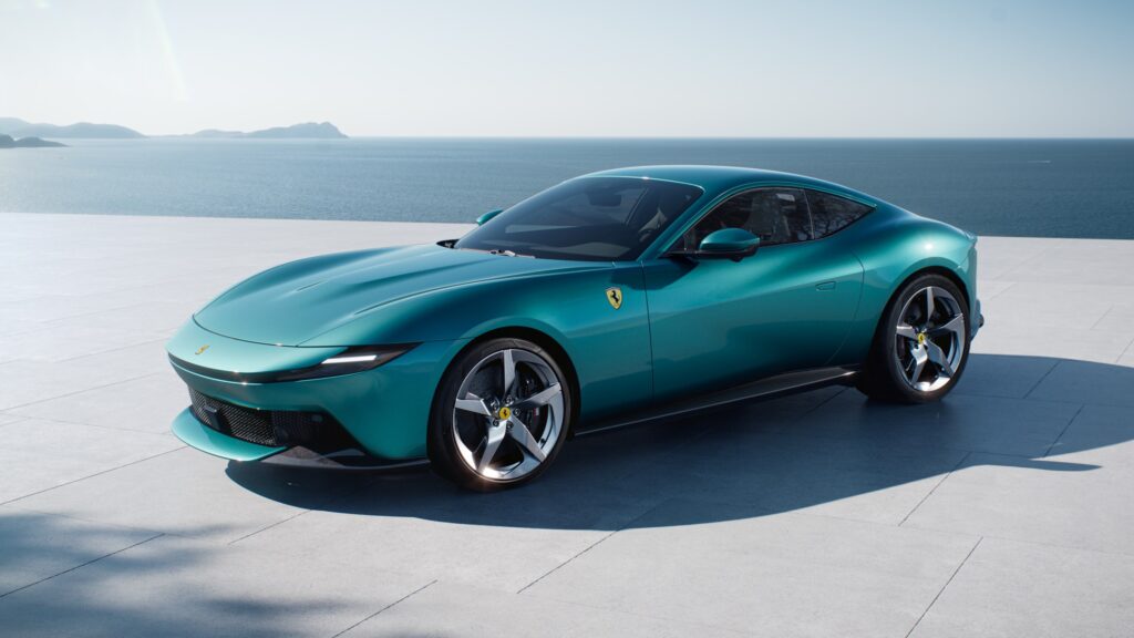 Les 10 Ferrari modernes les plus désirables en 2026 : Ferrari Amalfi vert d'eau vue de trois-quarts avant sur une terrasse face à la mer
