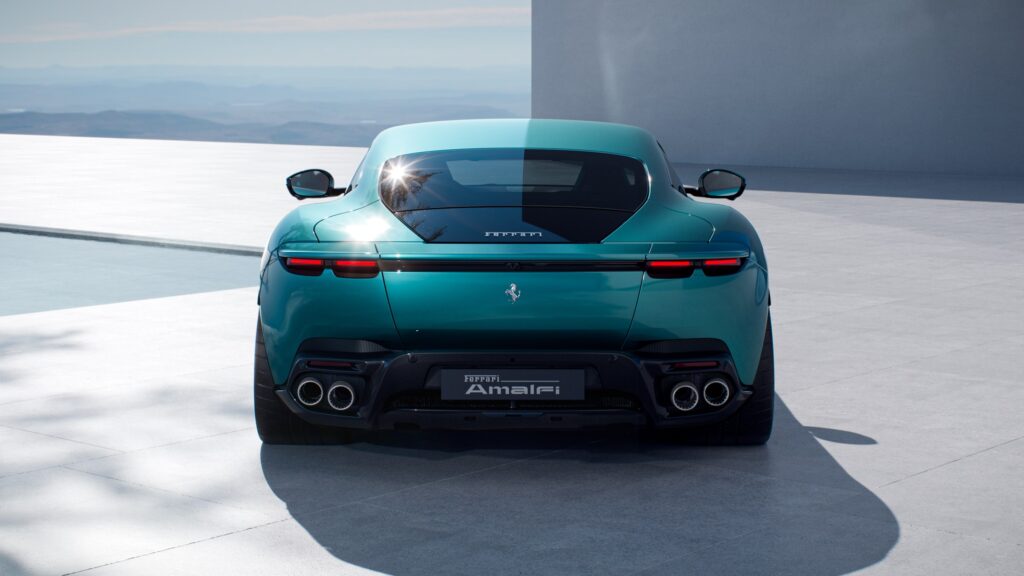 Ferrari Amalfi vert d'eau vue de l'arrière, feux fins et quatre sorties d'échappement