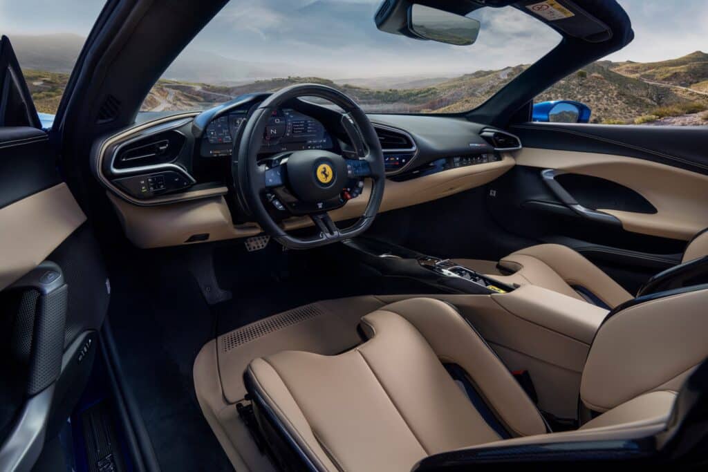 Habitacle de la Ferrari 296 GTS, poste de conduite et sellerie beige