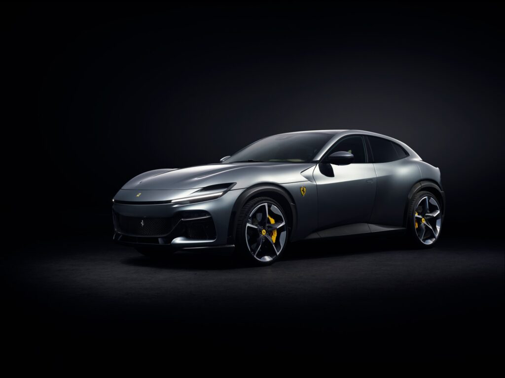 Les 10 Ferrari modernes les plus désirables en 2026 : Ferrari Purosangue grise vue de trois-quarts avant sur fond noir