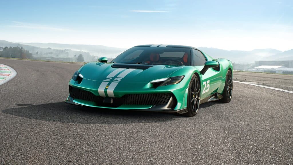 Les 10 Ferrari modernes les plus désirables en 2026 : Ferrari 296 Speciale verte à bandes blanches, vue de trois-quarts avant sur circuit