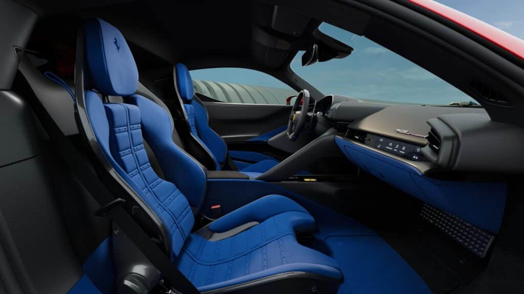 Habitacle de la Ferrari 849 Testarossa, sièges bleus et planche de bord vus par la portière