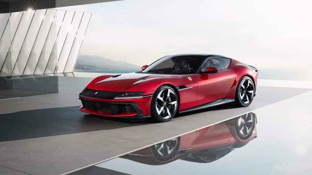 Les 10 Ferrari modernes les plus désirables en 2026 : Ferrari 12Cilindri rouge vue de trois-quarts avant sur un sol miroir