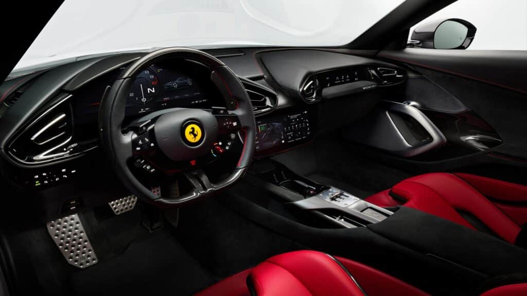 Habitacle de la Ferrari 12Cilindri, volant, planche de bord et sièges rouges