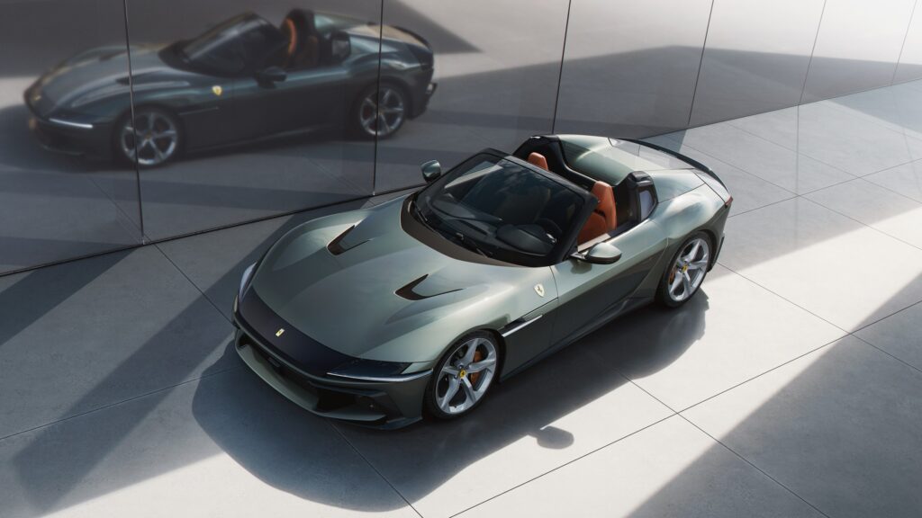 Les 10 Ferrari modernes les plus désirables en 2026 : Ferrari 12Cilindri Spider gris vert toit ouvert, vue de trois-quarts avant plongeante