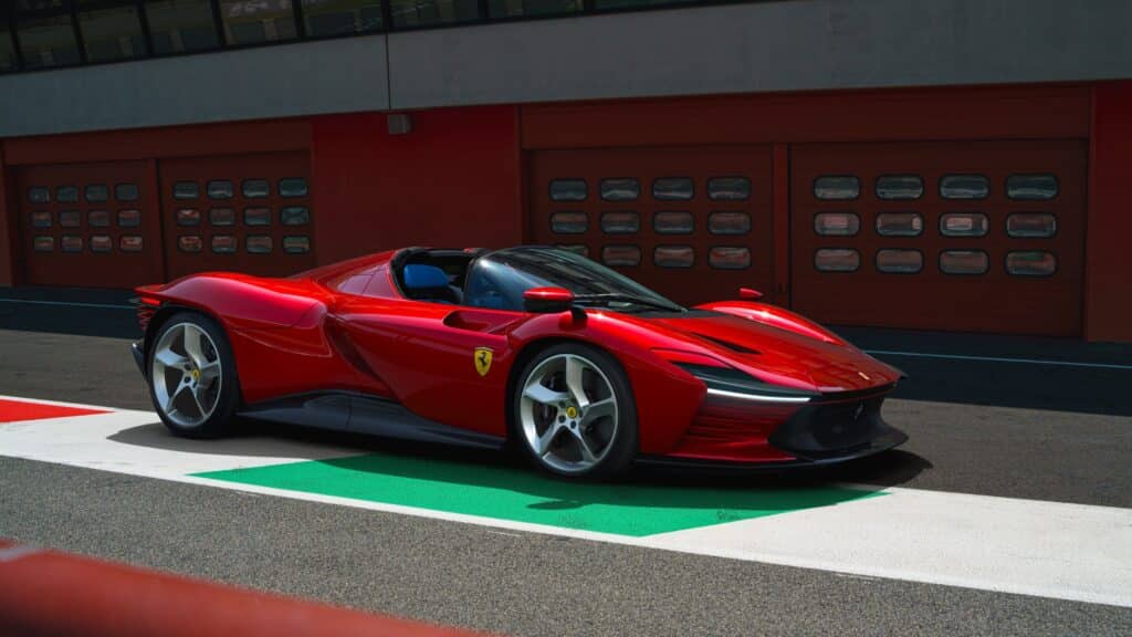 Les 10 Ferrari modernes les plus désirables en 2026 : Ferrari Daytona SP3 rouge vue de trois-quarts avant sur un circuit